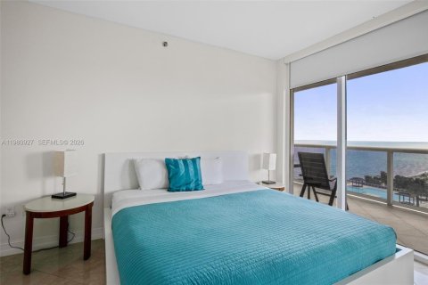 Condo in Hallandale Beach, Florida, 2 bedrooms  № 2052935 - photo 15