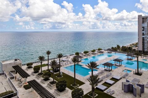 Condo in Hallandale Beach, Florida, 2 bedrooms  № 2052935 - photo 21