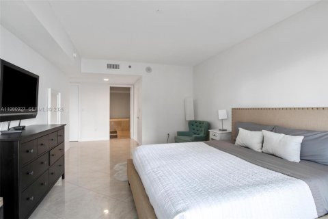 Condo in Hallandale Beach, Florida, 2 bedrooms  № 2052935 - photo 11