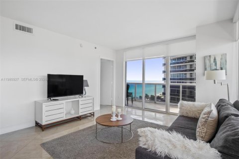 Condo in Hallandale Beach, Florida, 2 bedrooms  № 2052935 - photo 3