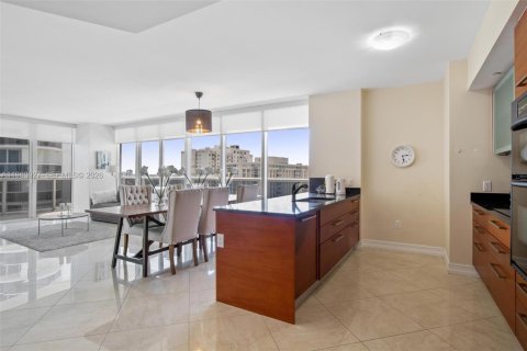Condo in Hallandale Beach, Florida, 2 bedrooms  № 2052935 - photo 6