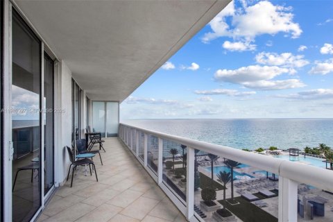 Condo in Hallandale Beach, Florida, 2 bedrooms  № 2052935 - photo 17