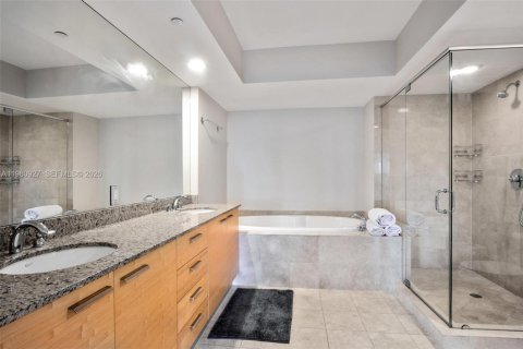 Condo in Hallandale Beach, Florida, 2 bedrooms  № 2052935 - photo 13