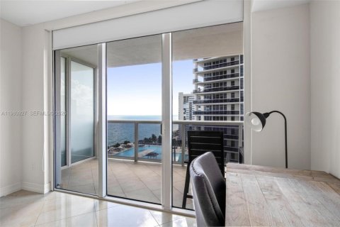 Condo in Hallandale Beach, Florida, 2 bedrooms  № 2052935 - photo 12