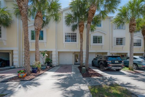 Townhouse in Oldsmar, Florida 3 bedrooms, 170.38 sq.m. № 2212231 - photo 2