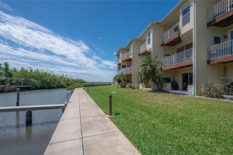 Townhouse in Oldsmar, Florida 3 bedrooms, 170.38 sq.m. № 2212231 - photo 5