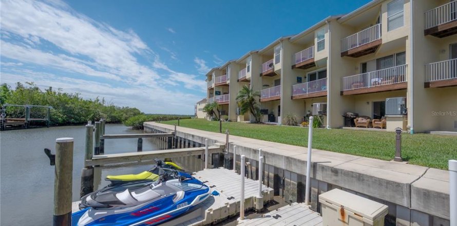 Townhouse in Oldsmar, Florida 3 bedrooms, 170.38 sq.m. № 2212231