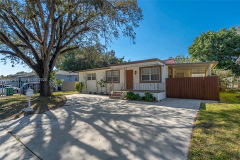 Villa ou maison à vendre à Miami Gardens, Floride: 4 chambres, 111.48 m2 № 2024180 - photo 2