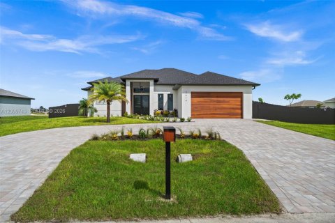 House in Cape Coral, Florida 4 bedrooms № 2397853 - photo 2