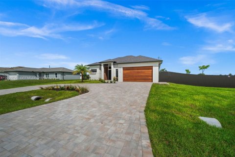 House in Cape Coral, Florida 4 bedrooms № 2397853 - photo 3