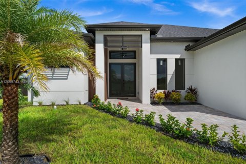 House in Cape Coral, Florida 4 bedrooms № 2397853 - photo 5