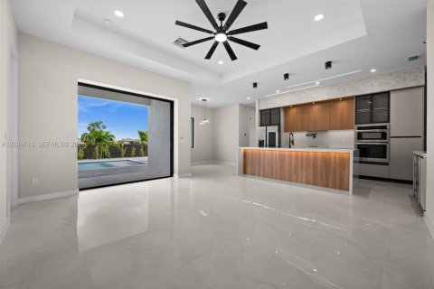 House in Cape Coral, Florida 4 bedrooms № 2397853 - photo 8
