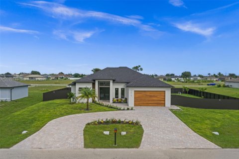 House in Cape Coral, Florida 4 bedrooms № 2397853 - photo 4