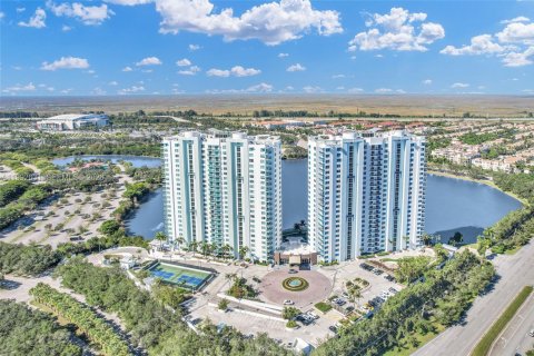 Condominio en alquiler en Sunrise, Florida, 2 dormitorios, 108.23 m2 № 2056675 - foto 3