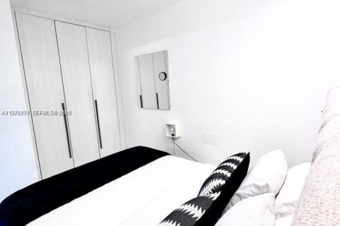 Condo in Miami Beach, Florida  № 2041903 - photo 9