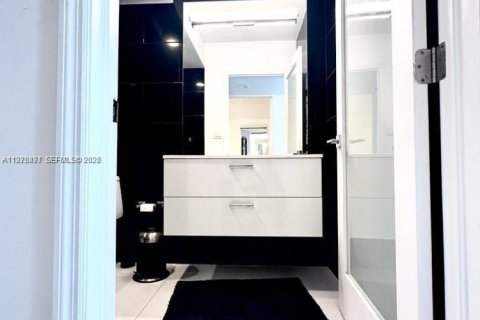 Condo in Miami Beach, Florida  № 2041903 - photo 12