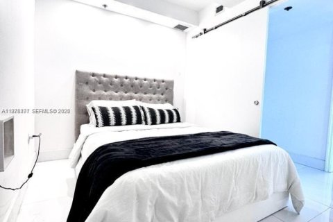 Condo in Miami Beach, Florida  № 2041903 - photo 7