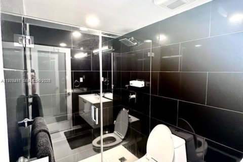 Condo in Miami Beach, Florida  № 2041903 - photo 2