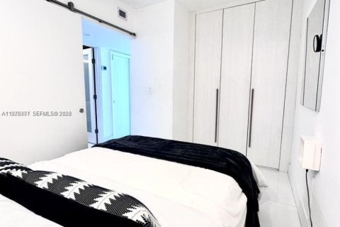 Condo in Miami Beach, Florida  № 2041903 - photo 8