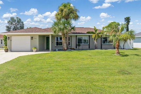 Casa en Port Charlotte, Florida 3 dormitorios, 119.57 m2 № 2387575