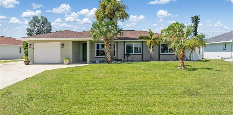 Casa en Port Charlotte, Florida 3 dormitorios, 119.57 m2 № 2387575