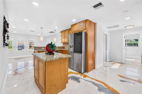 Casa en venta en Coral Springs, Florida, 4 dormitorios, 195.28 m2 № 2309223 - foto 13