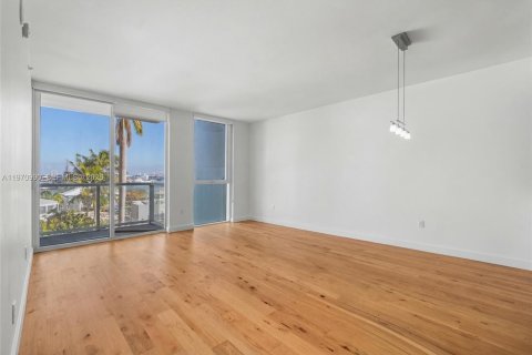 Condominio en Miami, Florida, 1 dormitorio  № 2032622