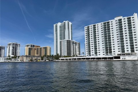 Купить кондоминиум в Халландейл-Бич, Флорида 1 спальня, 85.01м2, № 1887479 - фото 24