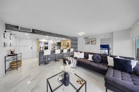 Condominio en venta en North Bay Village, Florida, 2 dormitorios, 95.69 m2 № 1922118 - foto 1