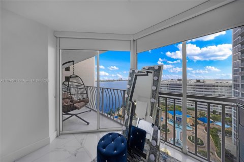 Condominio en venta en North Bay Village, Florida, 2 dormitorios, 95.69 m2 № 1922118 - foto 15