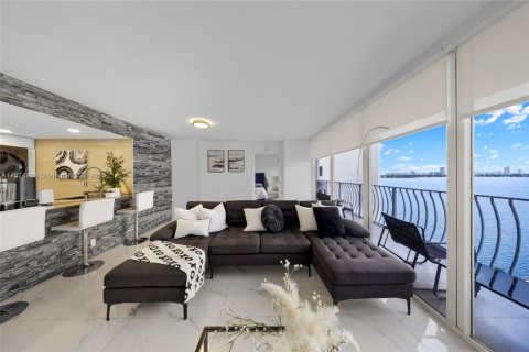 Condominio en venta en North Bay Village, Florida, 2 dormitorios, 95.69 m2 № 1922118 - foto 2