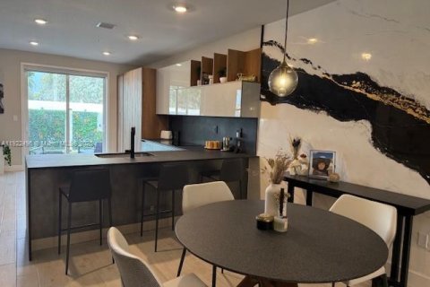 Adosado en venta en Pembroke Pines, Florida, 4 dormitorios, 209.96 m2 № 2018882 - foto 5