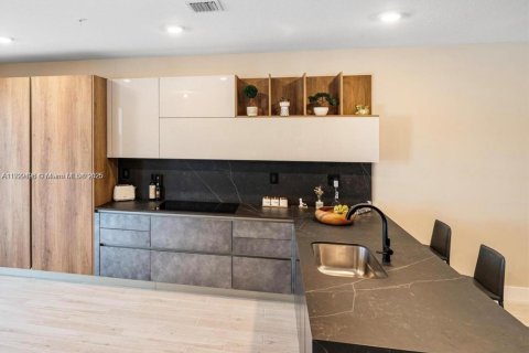 Adosado en venta en Pembroke Pines, Florida, 4 dormitorios, 209.96 m2 № 2018882 - foto 2