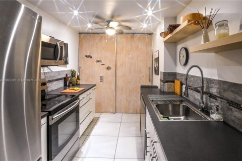 Condo in Hollywood, Florida, 1 bedroom № 1976327 - photo 2