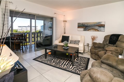 Condo in Hollywood, Florida, 1 bedroom № 1976327 - photo 17