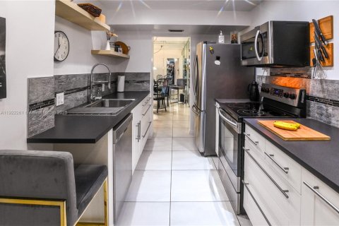 Condo in Hollywood, Florida, 1 bedroom № 1976327 - photo 5