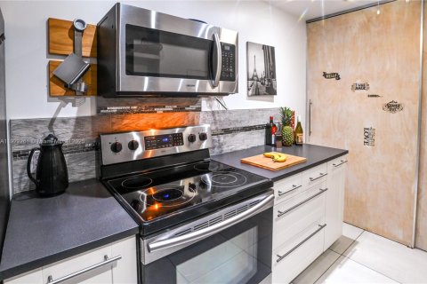 Condo in Hollywood, Florida, 1 bedroom № 1976327 - photo 6