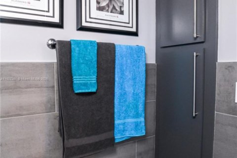 Condo in Hollywood, Florida, 1 bedroom № 1976327 - photo 28