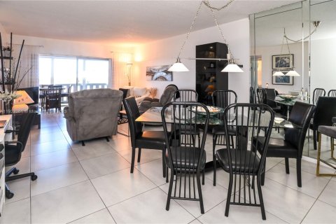 Condo in Hollywood, Florida, 1 bedroom № 1976327 - photo 13