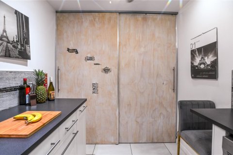 Condo in Hollywood, Florida, 1 bedroom № 1976327 - photo 8