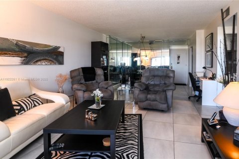 Condo in Hollywood, Florida, 1 bedroom № 1976327 - photo 19