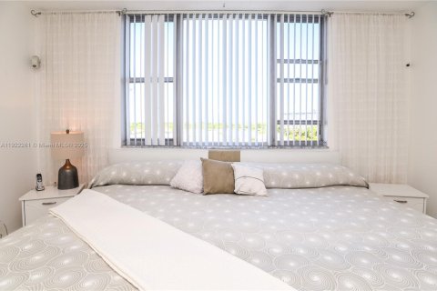 Condo in Hollywood, Florida, 1 bedroom № 1976327 - photo 30