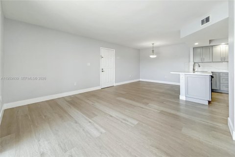 Copropriété à louer à Cutler Bay, Floride: 2 chambres, 103.4 m2 № 2025739 - photo 3