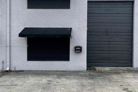 Коммерческая недвижимость в Хайалиа, Флорида № 2054383