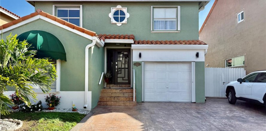 Дом в Майами, Флорида 4 спальни, 147.25м2 № 2033078