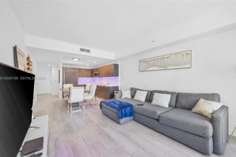 Condo in Miami, Florida, 1 bedroom  № 2179394 - photo 8