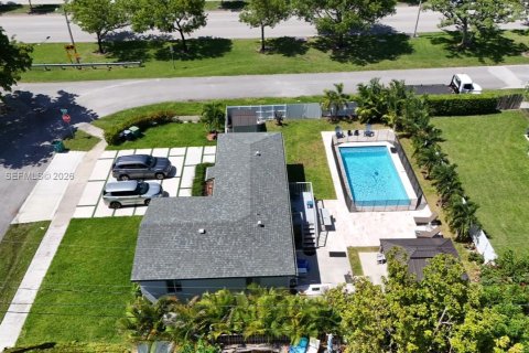House in Miami, Florida 3 bedrooms, 102.19 sq.m. № 2041362 - photo 5