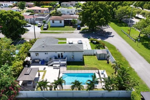 House in Miami, Florida 3 bedrooms, 102.19 sq.m. № 2041362 - photo 4