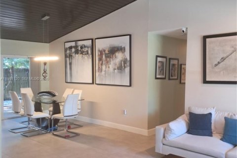 Casa en venta en Miami, Florida, 4 dormitorios, 165.37 m2 № 2056608 - foto 3