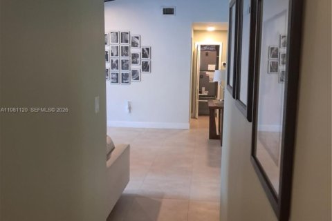 Casa en venta en Miami, Florida, 4 dormitorios, 165.37 m2 № 2056608 - foto 24